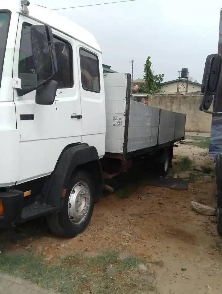 A picture of 2000 Mercedes Benz 1120