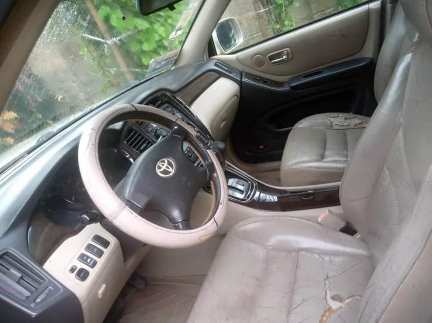 A picture of 3 6m Toyota Highlander 2004 model first body with sound