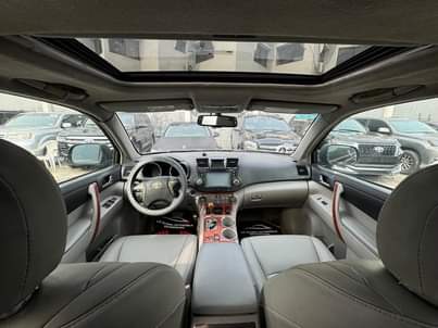 A picture of Extremely clean and sharp registered Toyota Highlander limited 2010