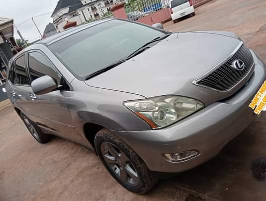 A picture of Lexus Rx 330 for sale super clean for grab come