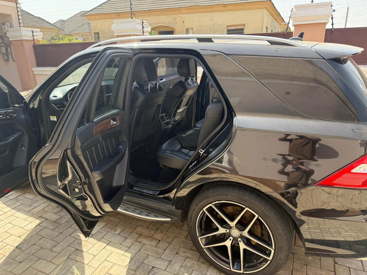 A picture of Super Clean Mercedes Benz ML63 AMG