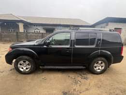 A picture of NEW MODEL NISSAN First body PATHFINDER JEEP. Engine and gear