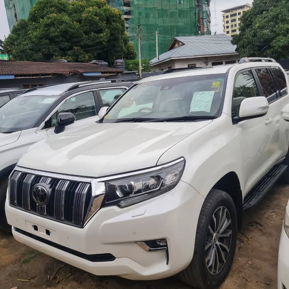 A picture of Toyota Lc prado TXL 2017 18 with Sunroof seats 8