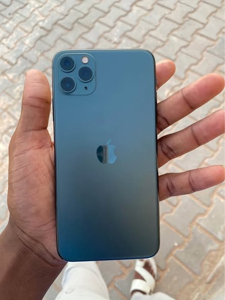 A picture of Iphone 11 pro max 512GB