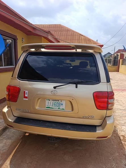 A picture of 2002 Toyota sequio sequel