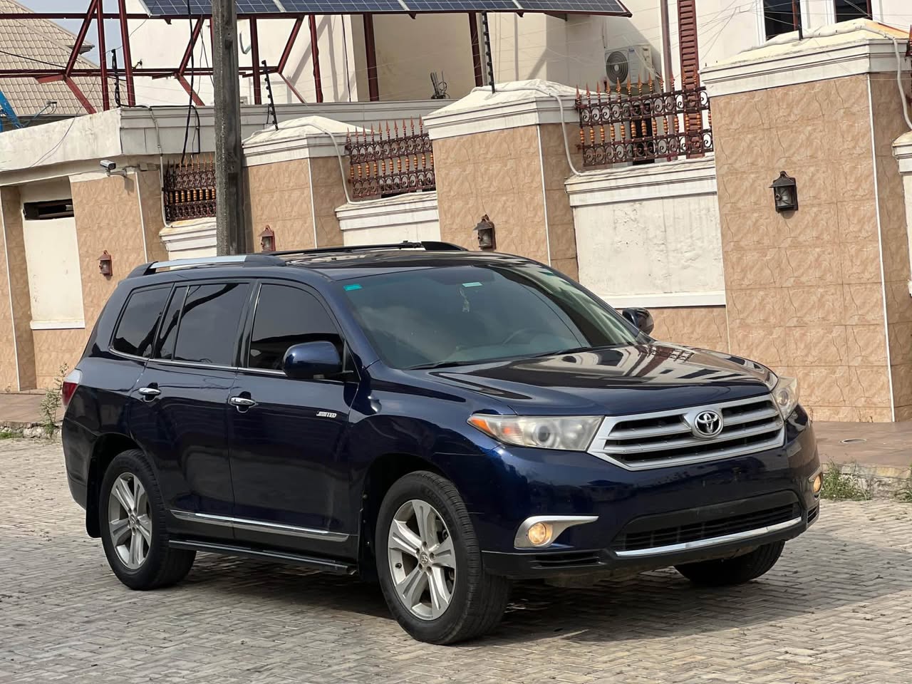 A picture of 013 Toyota Highlander LE