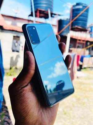 A picture of Samsung S20 plain double line