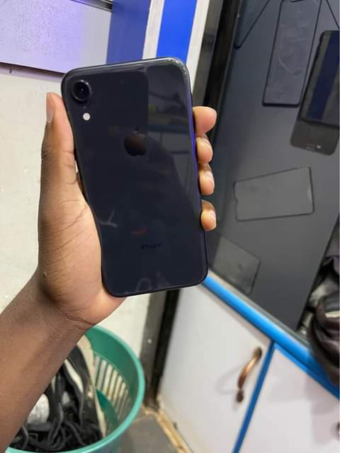 A picture of Iphone XR clean at 750k