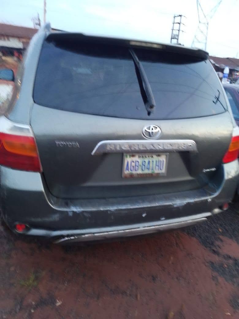 A picture of Toyota highlander 09 pure first body engine burgasket gear perfect