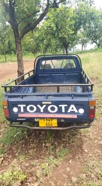 A picture of Toyota hilux 12r