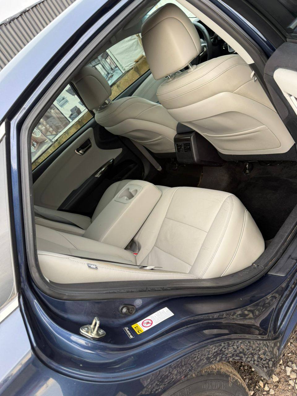 A picture of TOYOTA AVALON 2015