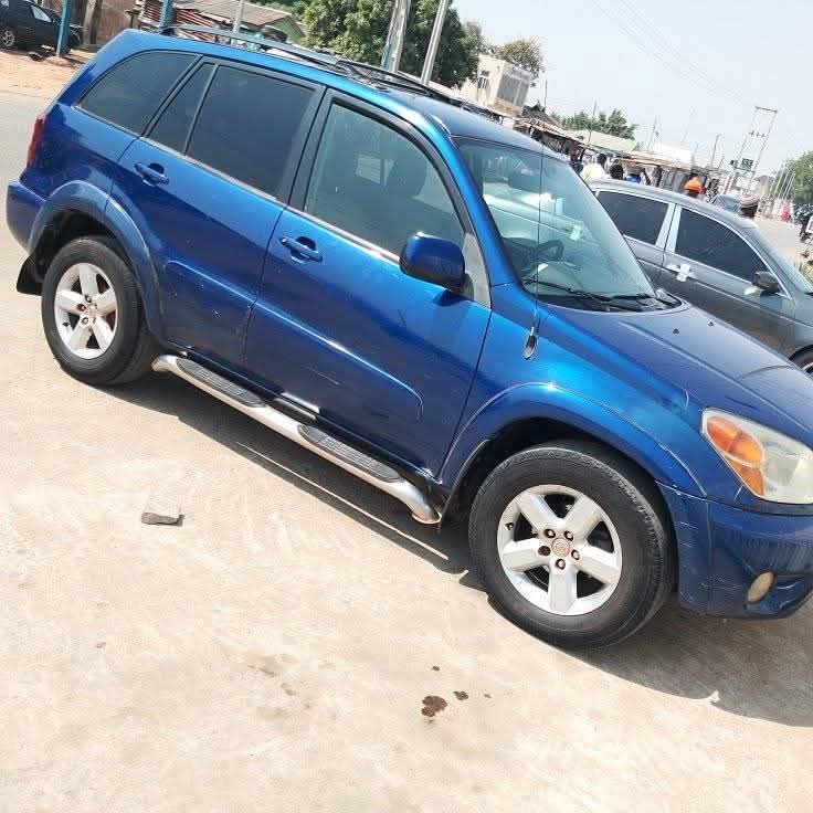 A picture of 2005 Toyota rav4