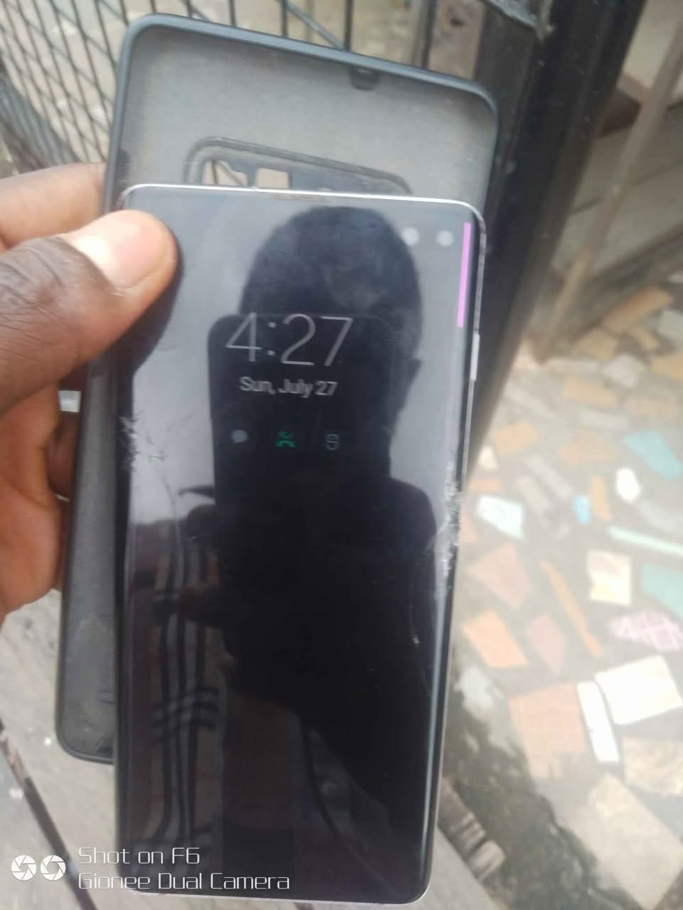 A picture of Samsung S10 plus
