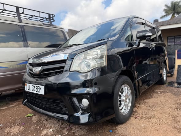 A picture of Toyota Noah SI 2012