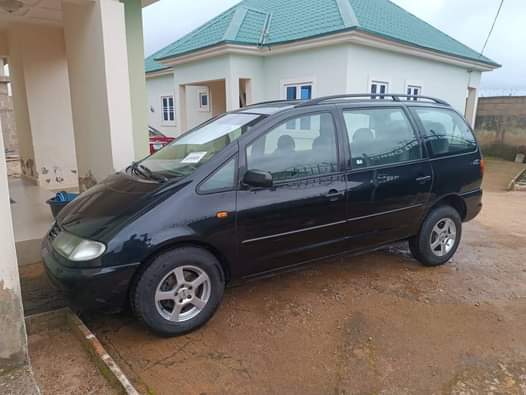 A picture of Volkswagen sharan Direct tokumbo 8.2m Location jos 09133324056 07037750476