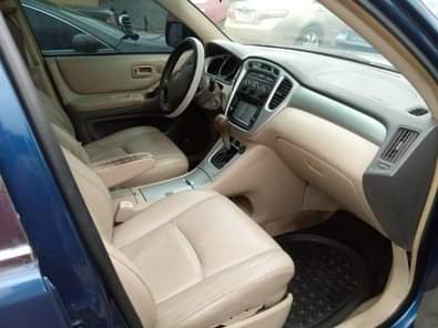 A picture of Distress Toyota Highlander 2005 model 3 seater Engine and gear