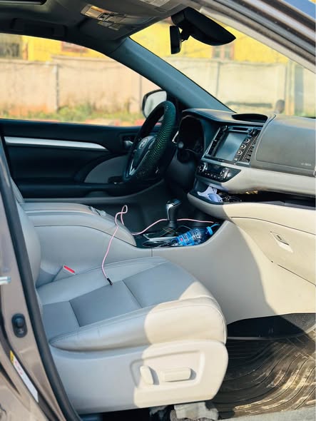 A picture of TOYOTA HIGHLANDER XLE 2018
