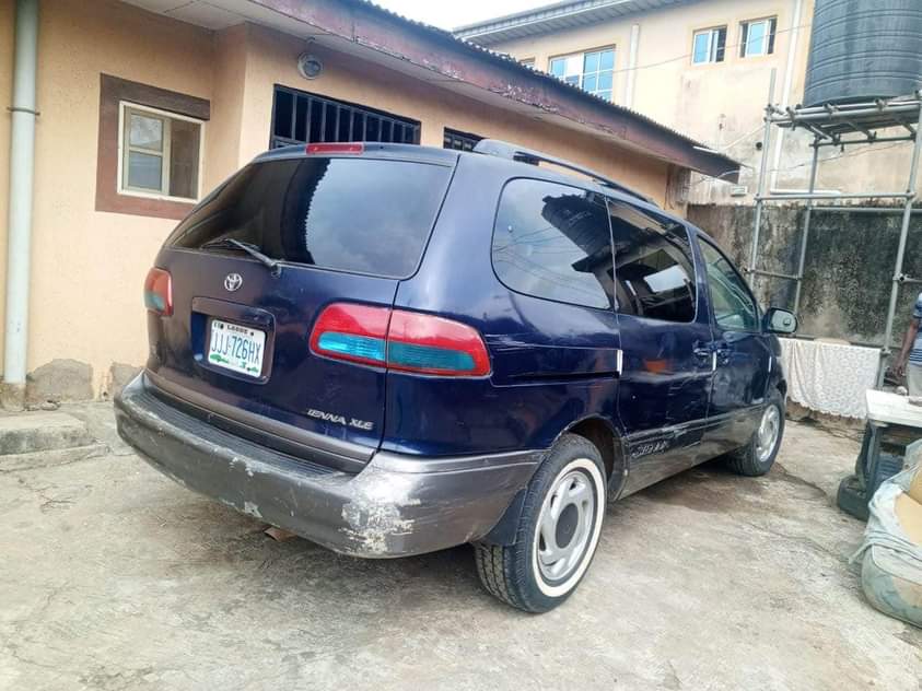 A picture of Toyota sienna 2002