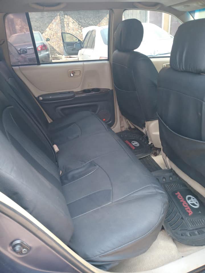 A picture of TOYOTA HIGHLANDER LIMITED 2004