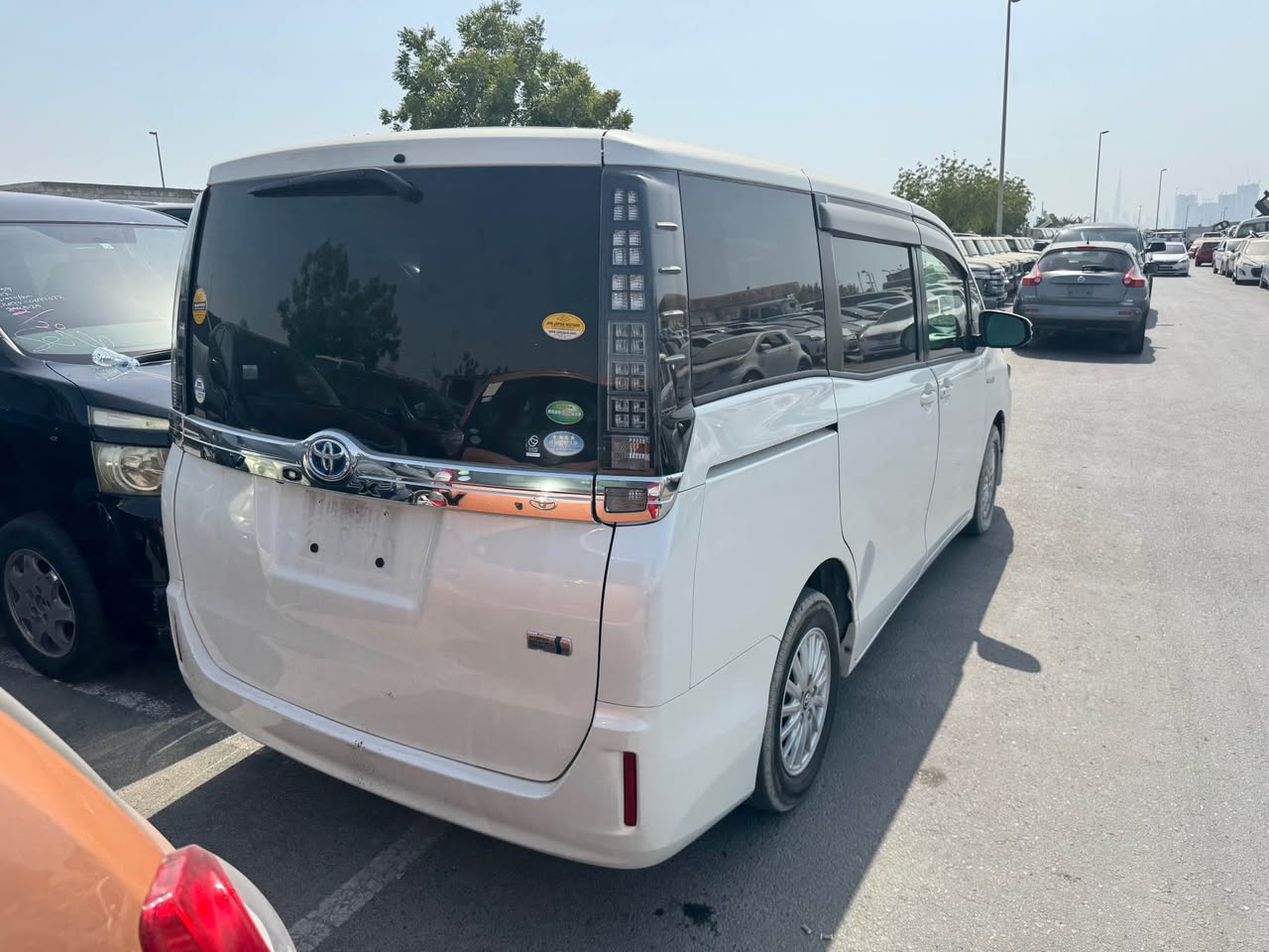 A picture of Toyota Voxy 2014 5800 usd
