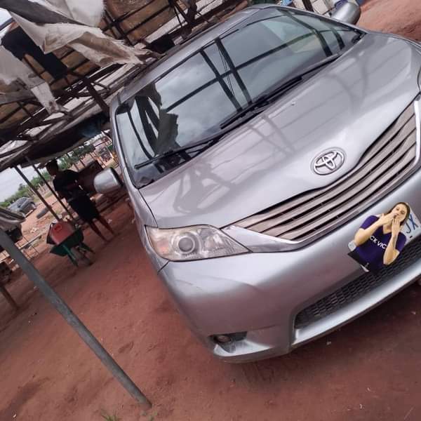 A picture of Distress sale 2014 Toyota Sienna Engine has fault Excellent gear