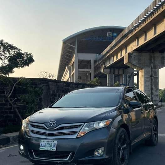 A picture of Toks Grade venza 2011 pano roof thumbstart navigation
