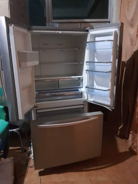 A picture of Side by side Hisense 697 litres fridge frost free with