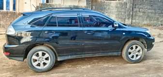 A picture of 2006 model rx330 very clean and sound engine and gear