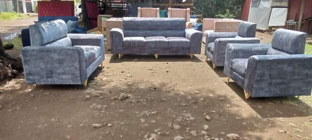 A picture of sofa seti na single