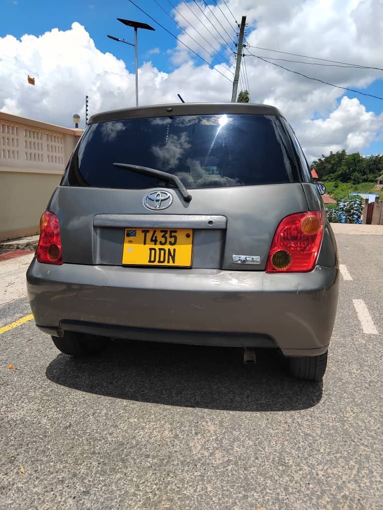 A picture of Toyota Ist 1290 cc Full Ac Price 8.5 mil