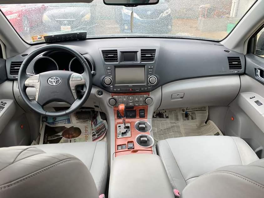 A picture of FOREIGN USED 2010 Toyota Highlander Limited.. Full option with Thumbstart