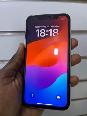 A picture of iPhone XR 64gb faceid working 700k WhatsApp or call 0759979422
