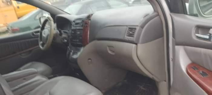 A picture of Nigeria used Toyota sienna 05 you come price you are
