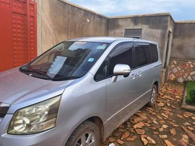 A picture of 2009 Toyota Noah 4 wheel