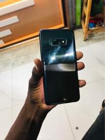 A picture of Samsung s10e