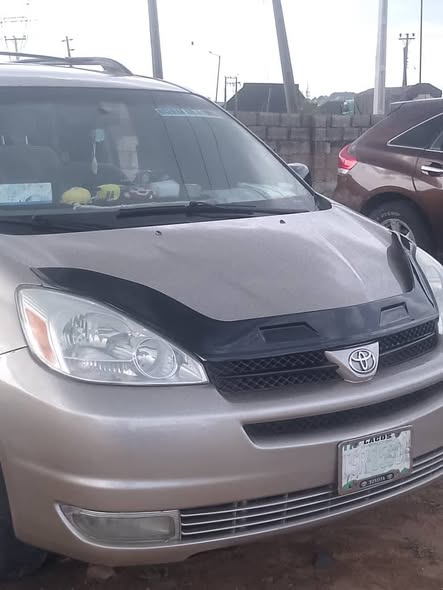 A picture of Toyota Sienna 2005