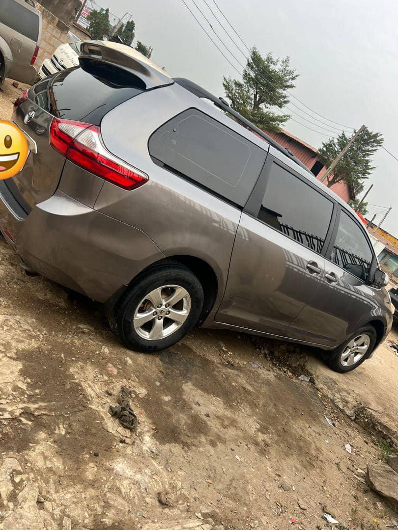 A picture of Toyota Sienna 2015 XLE