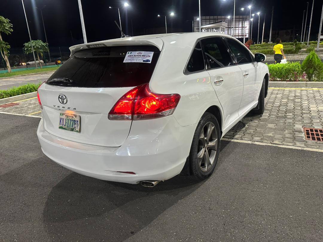 A picture of White Toyota venza