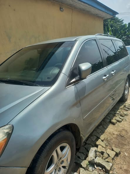 A picture of Honda odyssey good for transport engine gear and Ac perfect