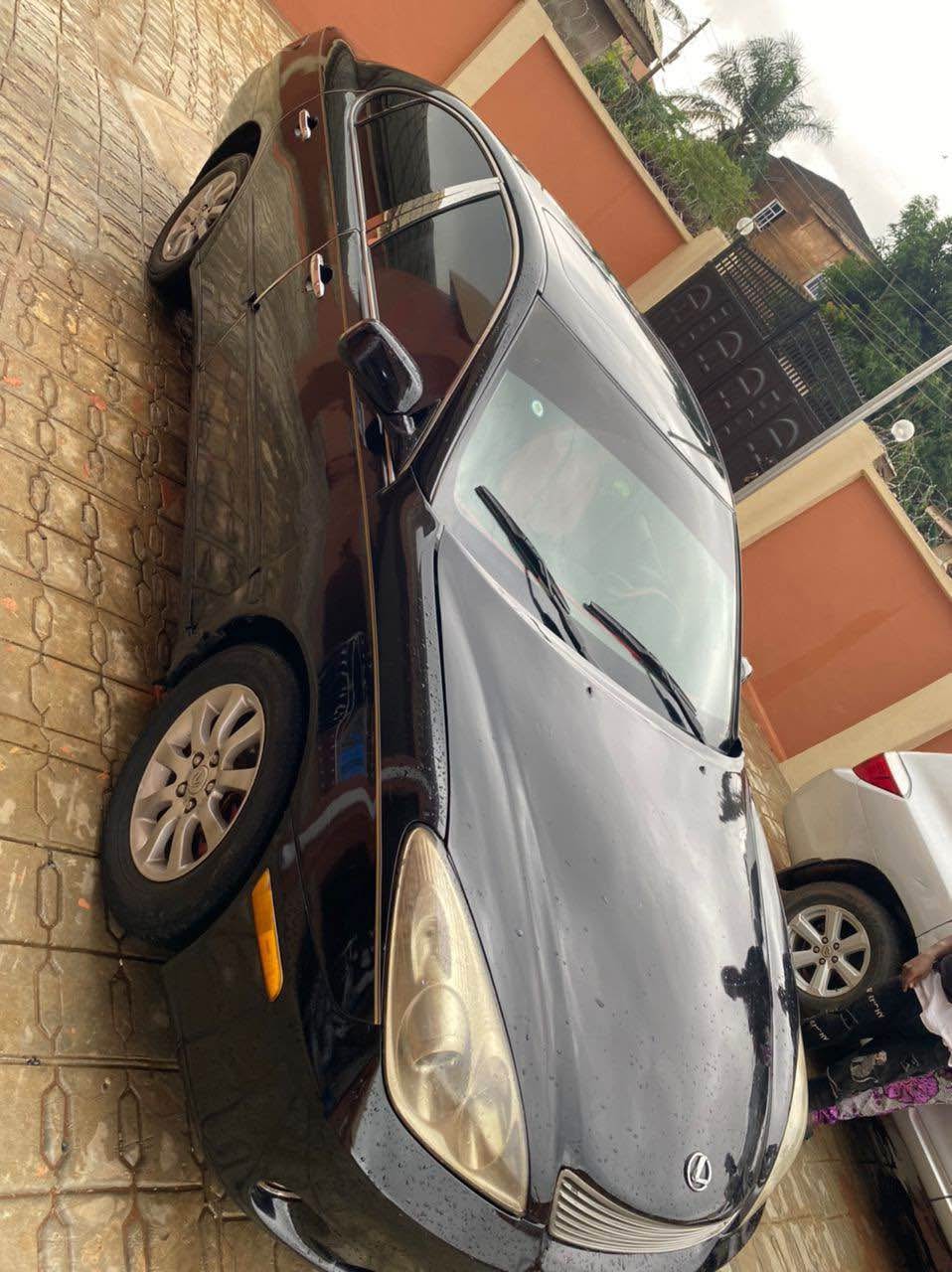 A picture of Lexus ES 330 Car at owners house Everything is working