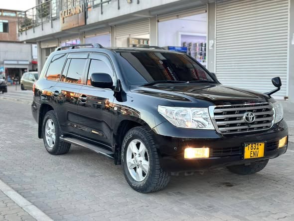 A picture of LANDCRUISER V8
