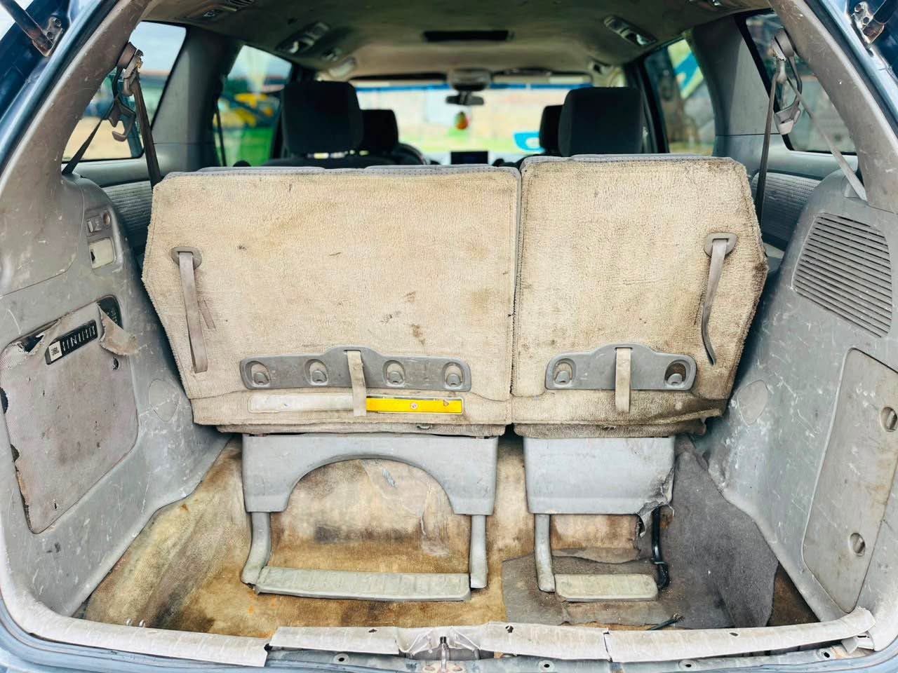 A picture of First body 2005 Toyota sienna Engine gear and AC perfectly