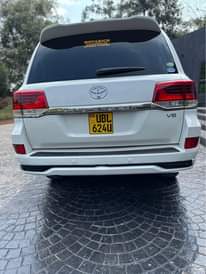 A picture of TOYOTA LAND CRUISER V8