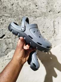 A picture of BADO UJACHELEWA CROCS BEI 10000 DELIVERY MAELEWANO CALL 0689867371