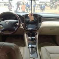 A picture of Sharp and clean Toyota Highlander Superbe Engine and gear perfectly