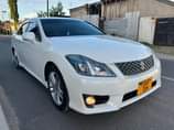 A picture of Toyota crown new
