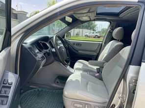 A picture of TOYOTA HIGHLANDER SLIGHTLY USED 2005 MODEL FIRST BODY WITH ORIGINAL