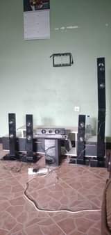 A picture of SAMSUNG HOME THEATER