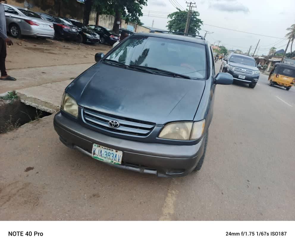 A picture of 2002 Toyota sienna