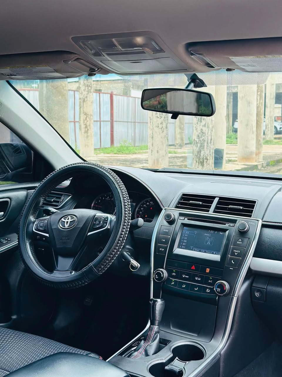 A picture of TOYOTA CAMRY SE 2015